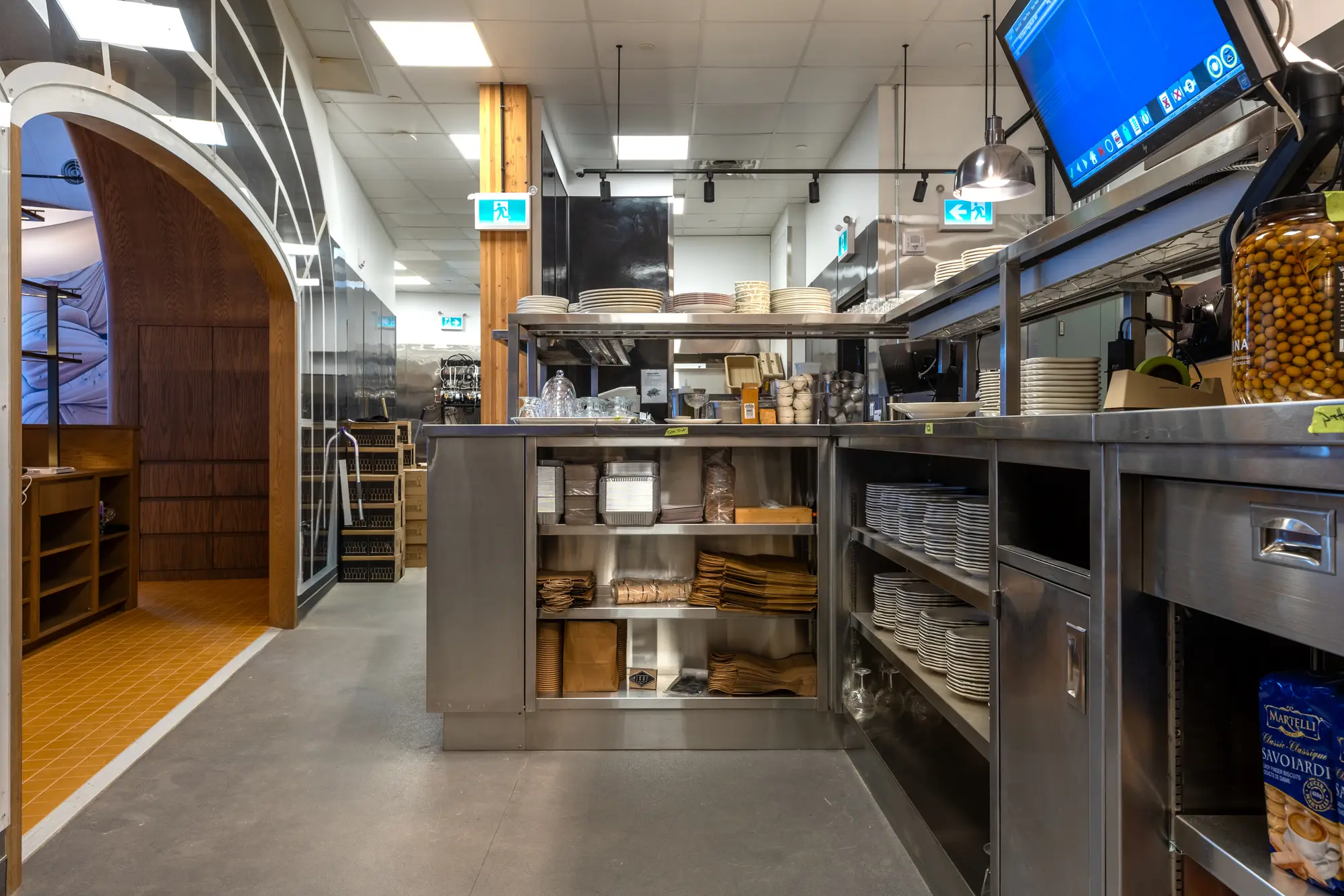 Expo pass with plate storage and heat lamps at Mercatto Centrale