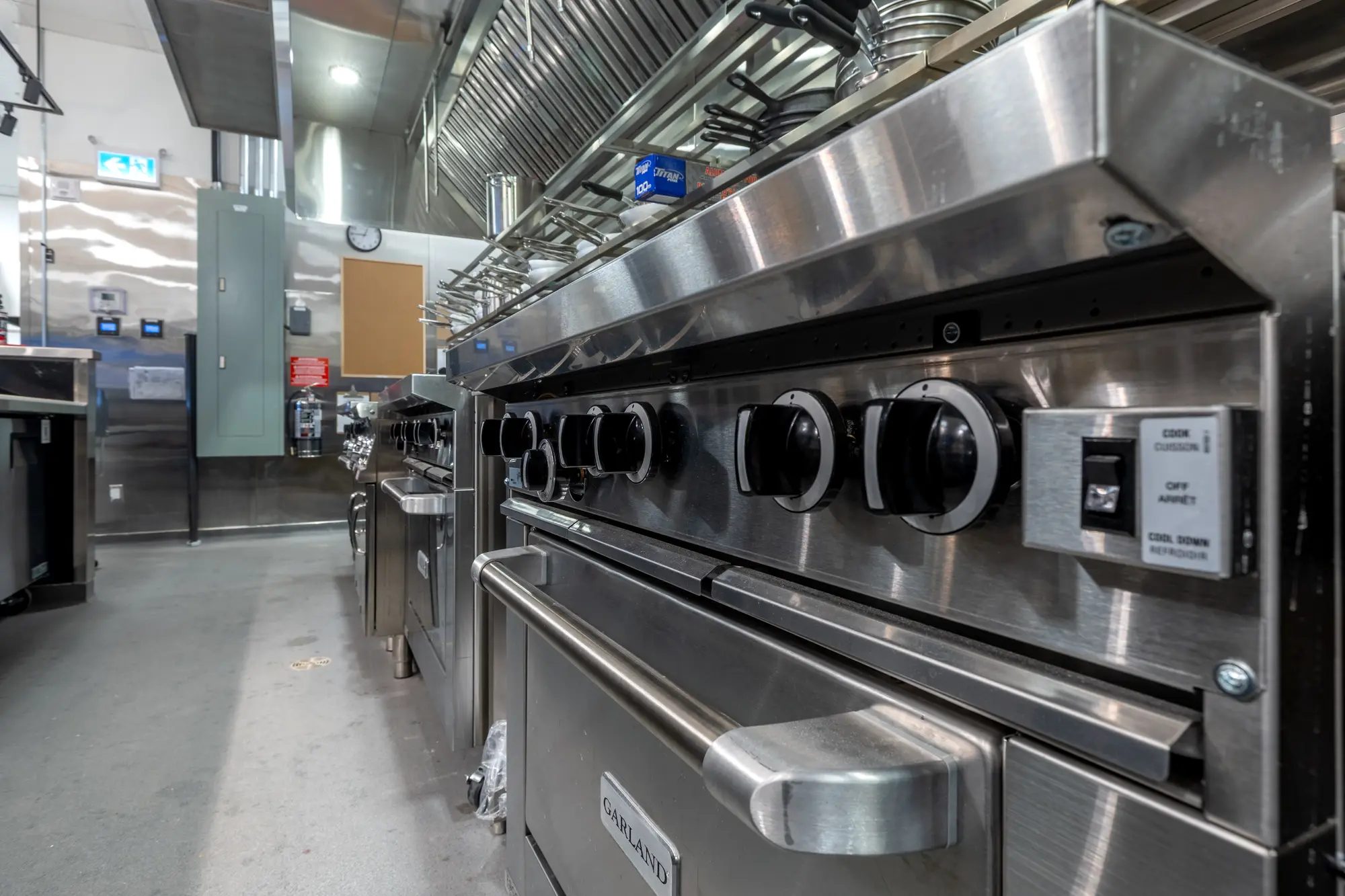 Warewash area with commercial dishwasher at Mercatto Centrale