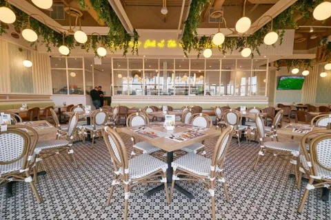 Pür & Simple Aurora: Tables and seating across the dining room.