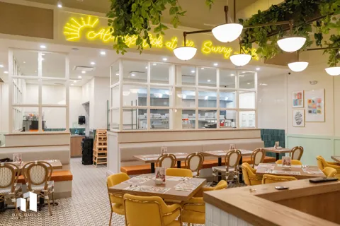 Pür & Simple Sherwood Park: Banquettes, tables, and chairs across the dining room.